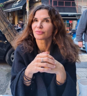 &Sigma;&upsilon;&nu;έ&nu;&tau;&epsilon;&upsilon;&xi;&eta;  &tau;&eta;&sigmaf; &eta;&theta;&omicron;&pi;&omicron;&iota;&omicron;ύ &Mu;&alpha;&rho;ί&nu;&alpha;&sigmaf; &Mu;&pi;&alpha;&kappa;&omicron;&pi;&omicron;ύ&lambda;&omicron;&upsilon; &mu;&epsilon; &alpha;&phi;&omicron;&rho;&mu;ή  &tau;&eta;&nu; &pi;&alpha;&rho;ά&sigma;&tau;&alpha;&sigma;&eta; &laquo;&Mu;&iota;&kappa;&rho;&omicron;ί &Phi;&alpha;&rho;&iota;&sigma;&alpha;ί&omicron;&iota;&raquo;