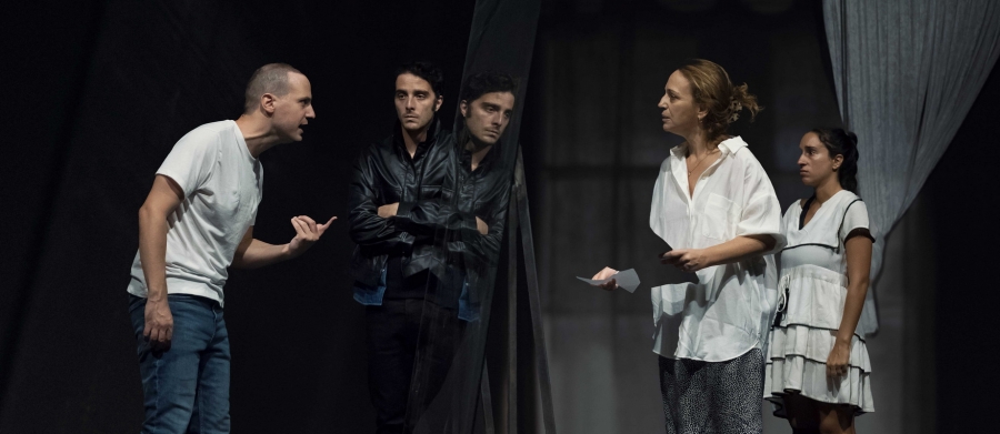 &Epsilon;ί&delta;&alpha;&mu;&epsilon; &tau;&omicron;&nu; &Gamma;&upsilon;ά&lambda;&iota;&nu;&omicron; &kappa;ό&sigma;&mu;&omicron; &sigma;&tau;&omicron; &theta;έ&alpha;&tau;&rho;&omicron; &Tau;έ&chi;&nu;&eta;&sigmaf; &Kappa;&alpha;&rho;ό&lambda;&omicron;&upsilon; &Kappa;&omicron;&upsilon;&nu;