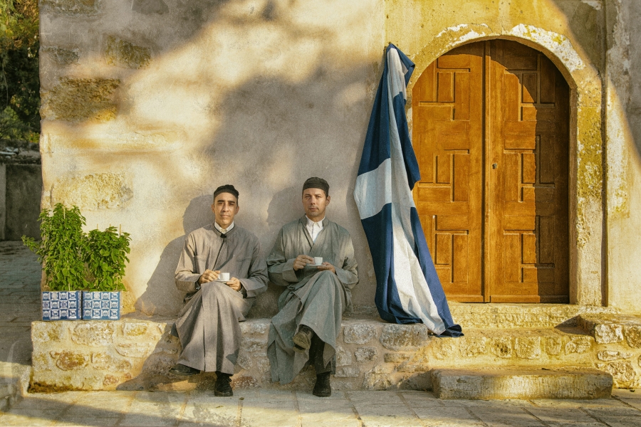 Ή&lambda;&iota;&omicron;&sigmaf; &mu;&epsilon; &delta;ό&nu;&tau;&iota;&alpha;  &mu;&iota;&alpha; &pi;&alpha;&rho;ά&sigma;&tau;&alpha;&sigma;&eta; &beta;&alpha;&sigma;&iota;&sigma;&mu;έ&nu;&eta; &sigma;&tau;&omicron; &omicron;&mu;ώ&nu;&upsilon;&mu;&omicron; &mu;&upsilon;&theta;&iota;&sigma;&tau;ό&rho;&eta;&mu;&alpha; &tau;&omicron;&upsilon; &Gamma;&iota;ά&nu;&nu;&eta; &Mu;&alpha;&kappa;&rho;&iota;&delta;ά&kappa;&eta;