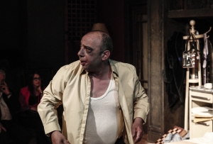 &Sigma;&upsilon;&nu;έ&nu;&tau;&epsilon;&upsilon;&xi;&eta; &tau;&omicron;&upsilon; &Pi;έ&tau;&rho;&omicron;&upsilon; &Kappa;&alpha;&phi;&alpha;&nu;&tau;ό&gamma;&iota;&alpha; &sigma;&tau;&omicron; &theta;&epsilon;&alpha;&tau;&rho;&omicron;.gr &mu;&epsilon; &alpha;&phi;&omicron;&rho;&mu;ή &tau;&eta;&nu; &pi;&alpha;&rho;ά&sigma;&tau;&alpha;&sigma;&eta; &laquo;&Alpha;&iota; &Kappa;&alpha;&rho;&upsilon;ά&tau;&iota;&delta;&alpha;&iota; /&Epsilon;&pi;&epsilon;&iota;&sigma;ό&delta;&iota;&omicron; 1o Ό&nu;&epsilon;&iota;&rho;&omicron; &Alpha;&tau;&tau;&iota;&kappa;ή&sigmaf; &Nu;&upsilon;&kappa;&tau;ό&sigmaf;&raquo; &tau;&omicron;&upsilon; &Sigma;ί&mu;&omega;&nu;&omicron;&sigmaf; &tau;&omicron;&upsilon; &Kappa;&upsilon;&nu;ό&kappa;&alpha;&rho;&delta;&omicron;&upsilon; &sigma;&tau;&omicron; &theta;έ&alpha;&tau;&rho;&omicron; &tau;&eta;&sigmaf; &Eta;&mu;έ&rho;&alpha;&sigmaf;.