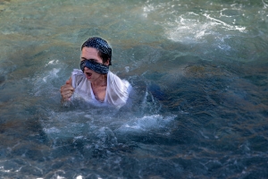 &Mu;&eta;&nu; &kappa;&lambda;&alpha;ί&sigmaf; &rho;&epsilon; &gamma;&omicron;&rho;&gamma;ό&nu;&alpha; &sigma;&tau;&omicron; &theta;έ&alpha;&tau;&rho;&omicron; Ί&sigma;&omicron;&nu;