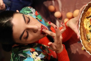 5 Lesbians eating a Quiche / 12 - 20 &Mu;&alpha;ΐ&omicron;&upsilon; / Red Jasper