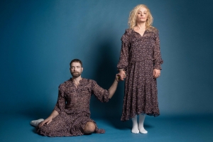 &Sigma;&epsilon; &phi;&iota;&lambda;ώ, &Pi;έ&tau;&rho;&omicron;&sigmaf; | &sigma;&epsilon; &sigma;&kappa;&eta;&nu;&omicron;&theta;&epsilon;&sigma;ί&alpha; &Beta;&alpha;&sigma;ί&lambda;&eta; &Beta;&eta;&lambda;&alpha;&rho;ά &mu;&epsilon; &tau;&eta; &Lambda;έ&nu;&alpha; &Kappa;&iota;&tau;&sigma;&omicron;&pi;&omicron;ύ&lambda;&omicron;&upsilon; | &alpha;&pi;ό 8 &Mu;&alpha;&rho;&tau;ί&omicron;&upsilon; &sigma;&tau;&omicron; &Theta;έ&alpha;&tau;&rho;&omicron; &Delta;ί&pi;&upsilon;&lambda;&omicron;&nu;