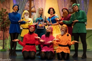 "&Eta; &Chi;&iota;&omicron;&nu;ά&tau;&eta; &kappa;&alpha;&iota; &omicron;&iota; 7 &Nu;ά&nu;&omicron;&iota; &rdquo; &sigma;&epsilon; &kappa;&epsilon;ί&mu;&epsilon;&nu;&omicron; &kappa;&alpha;&iota; &sigma;&kappa;&eta;&nu;&omicron;&theta;&epsilon;&sigma;ί&alpha; &tau;&eta;&sigmaf; &Gamma;&iota;ώ&tau;&alpha;&sigmaf; &Tau;&zeta;&omicron;&upsilon;ά&nu;&eta;