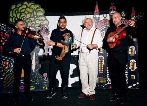 &Kappa;&alpha;&rho;&alpha;&gamma;&kappa;&iota;&omicron;&zeta;&omicron;&pi;&alpha;ί&chi;&tau;&eta;&sigmaf; &nu;&upsilon;&nu; &kappa;&alpha;&iota; &alpha;&epsilon;ί , &Omicron; &Pi;ά&nu;&omicron;&sigmaf; &Sigma;&kappa;&omicron;&upsilon;&rho;&omicron;&lambda;&iota;ά&kappa;&omicron;&sigmaf; &zeta;&omega;&nu;&tau;&alpha;&nu;&epsilon;ύ&epsilon;&iota; &tau;&eta; &zeta;&omega;ή &tau;&omicron;&upsilon; &Theta;&alpha;&nu;ά&sigma;&eta; &Sigma;&pi;&upsilon;&rho;ό&pi;&omicron;&upsilon;&lambda;&omicron;&upsilon;