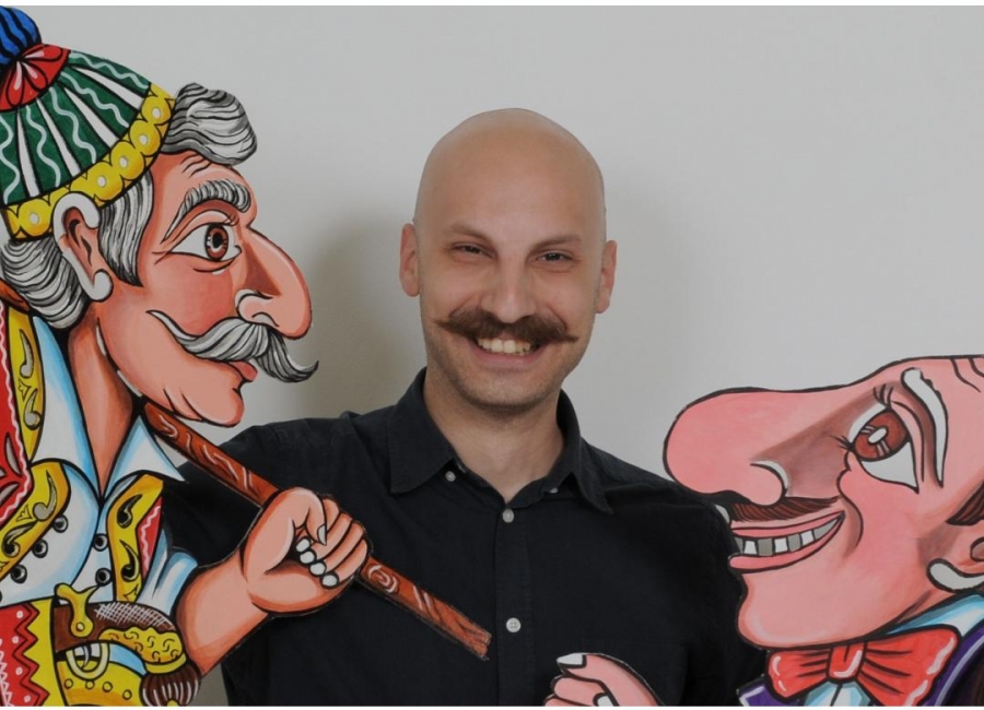 &Delta;&epsilon;&lambda;&tau;ί&omicron; &Tau;ύ&pi;&omicron;&upsilon; &Kappa;&alpha;&rho;&alpha;&gamma;&kappa;&iota;ό&zeta;&eta;&sigmaf; &hellip; by night &sigma;&tau;&omicron; &theta;έ&alpha;&tau;&rho;&omicron; Ά&beta;&alpha;&tau;&omicron;&nu;