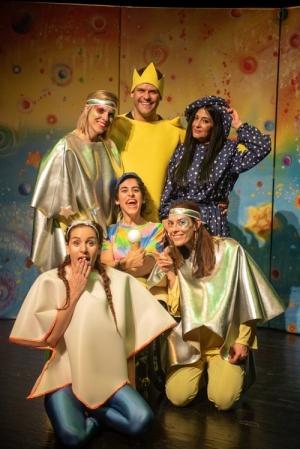 &Epsilon;ί&delta;&alpha;&mu;&epsilon; &tau;&eta;&nu; &pi;&alpha;&rho;ά&sigma;&tau;&alpha;&sigma;&eta; &laquo;&Omicron; &Mu;ά&kappa;&eta;&sigmaf; &Rho;&omicron;&delta;ά&kappa;&eta;&sigmaf; &kappa;&alpha;&iota; &tau;&omicron; Ά&sigma;&tau;&rho;&omicron; Ά&sigma;&pi;&rho;&omicron; &Pi;&alpha;&gamma;&omega;&tau;ό&raquo; &sigma;&tau;&omicron; &Theta;έ&alpha;&tau;&rho;&omicron; &tau;&eta;&sigmaf; &Eta;&mu;έ&rho;&alpha;&sigmaf; / We saw Makis Rodakis and the Star White Ice Cream at Theatro tis Imeras (Theatre of the Day).