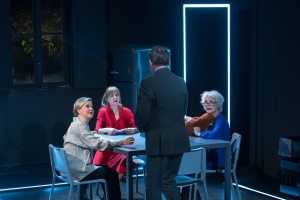 RABBIT HOLE: &Tau;&omicron; &beta;&rho;&alpha;&beta;&epsilon;&upsilon;&mu;έ&nu;&omicron; &mu;&epsilon; &Pi;&omicron;ύ&lambda;&iota;&tau;&zeta;&epsilon;&rho; έ&rho;&gamma;&omicron; &tau;&omicron;&upsilon; &Nu;&tau;έ&iota;&beta;&iota;&nu;&tau; &Lambda;ί&nu;&tau;&sigma;&epsilon;ϊ-&Alpha;&mu;&pi;έ&rho; &alpha;&nu;&epsilon;&beta;&alpha;ί&nu;&epsilon;&iota; &sigma;&tau;&omicron; &theta;έ&alpha;&tau;&rho;&omicron; &Epsilon;&Lambda;&Epsilon;&Rho;