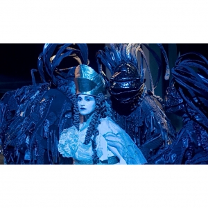 &Delta;&Epsilon;&Lambda;&Tau;&Iota;&Omicron; &Tau;&Upsilon;&Pi;&Omicron;&Upsilon; &Eta; &beta;&rho;&alpha;&beta;&epsilon;&upsilon;&mu;έ&nu;&eta; &Theta;&epsilon;&alpha;&tau;&rho;&iota;&kappa;ή &Omicron;&mu;ά&delta;&alpha; &Rho;&Omicron;&Delta;&Alpha; &pi;&alpha;&rho;&omicron;&upsilon;&sigma;&iota;ά&zeta;&epsilon;&iota; &tau;&alpha;  &Epsilon;&Lambda;&Epsilon;&Upsilon;&Sigma;&Iota;&Nu;&Iota;&Alpha; &Mu;&Upsilon;&Sigma;&Tau;&Eta;&Rho;&Iota;&Alpha; &sigma;&epsilon; &sigma;&kappa;&eta;&nu;&omicron;&theta;&epsilon;&sigma;ί&alpha; &Mu;&alpha;&rho;ί&alpha;&sigmaf; &Pi;&epsilon;&rho;&epsilon;&tau;&zeta;ή