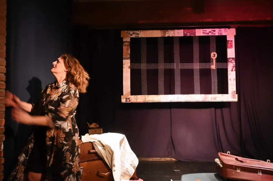 &Mu;&alpha;ί&rho;&eta;  &Mu;&omicron;&nu;ό&lambda;&omicron;&gamma;&omicron;&sigmaf; &beta;&alpha;&sigma;&iota;&sigma;&mu;έ&nu;&omicron; &sigma;&tau;&omicron; έ&rho;&gamma;&omicron; &tau;&omega;&nu; Dario Fo &kappa;&alpha;&iota; Franka Rame " Ό&lambda;&omicron; &sigma;&pi;ί&tau;&iota; &kappa;&rho;&epsilon;&beta;ά&tau;&iota; &kappa;&alpha;&iota; &epsilon;&kappa;&kappa;&lambda;&eta;&sigma;ί&alpha;"