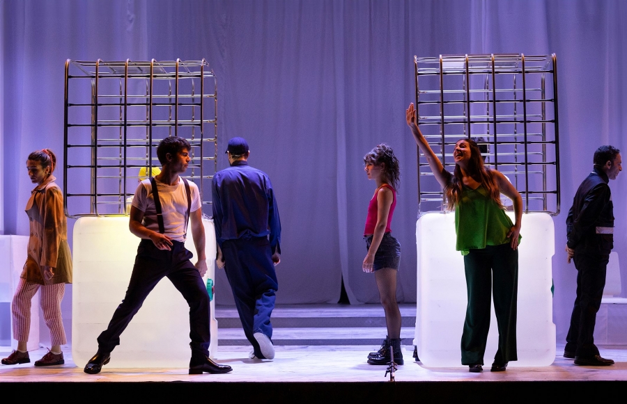 &laquo;&Pi;&omicron;&iota;&omicron;&sigmaf; &sigma;&kappa;ό&tau;&omega;&sigma;&epsilon; &tau;&omicron; &sigma;&kappa;ύ&lambda;&omicron; &tau;&alpha; &mu;&epsilon;&sigma;ά&nu;&upsilon;&chi;&tau;&alpha;;&raquo;  &tau;&omicron;&upsilon; &Mu;&alpha;&rho;&kappa; &Chi;ά&nu;&tau;&omicron;&nu;  &sigma;&epsilon; &delta;&iota;&alpha;&sigma;&kappa;&epsilon;&upsilon;ή ,  &sigma;&kappa;&eta;&nu;&omicron;&theta;&epsilon;&sigma;ί&alpha; &Nu;&iota;&kappa;&omicron;&rho;έ&sigma;&tau;&eta; &Chi;&alpha;&nu;&iota;&omega;&tau;ά&kappa;&eta;