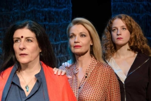 &Epsilon;ί&delta;&alpha;&mu;&epsilon; &tau;&eta;&nu; &Pi;&lambda;&epsilon;&xi;&omicron;ύ&delta;&alpha; &sigma;&tau;&omicron; &theta;έ&alpha;&tau;&rho;&omicron; &Mu;&epsilon;&tau;&alpha;&xi;&omicron;&upsilon;&rho;&gamma;&epsilon;ί&omicron;