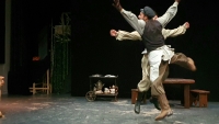 &Epsilon;ί&delta;&alpha;&mu;&epsilon; &tau;&eta;&nu; &pi;&alpha;&rho;ά&sigma;&tau;&alpha;&sigma;&eta; &laquo; &Omicron;&iota; &Upsilon;&pi;&eta;&rho;έ&tau;&epsilon;&sigmaf;&raquo; &alpha;&pi;ό &tau;&omicron;&upsilon;&sigmaf; The Prodigy Theatre Company &amp; Naif &sigma;&tau;&omicron; &Theta;έ&alpha;&tau;&rho;&omicron; &Chi;ώ&rho;&omicron;&sigmaf;.