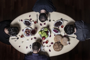 &Epsilon;ί&delta;&alpha;&mu;&epsilon; &tau;&eta;&nu; &pi;&alpha;&rho;ά&sigma;&tau;&alpha;&sigma;&eta; &ldquo;...&kappa;&alpha;&lambda;ά, &epsilon;&sigma;ύ &sigma;&kappa;&omicron;&tau;ώ&theta;&eta;&kappa;&epsilon;&sigmaf; &nu;&omega;&rho;ί&sigmaf;&rdquo; &sigma;&tau;&omicron; &Sigma;ύ&gamma;&chi;&rho;&omicron;&nu;&omicron; &Theta;έ&alpha;&tau;&rho;&omicron;