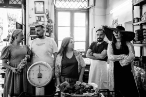 &Pi;&omicron;&iota;&omicron;&sigmaf; &pi;ά&epsilon;&iota; &sigma;&epsilon; &kappa;&eta;&delta;&epsilon;ί&alpha; &mu;&epsilon; &tau;έ&tau;&omicron;&iota;&omicron; &kappa;&alpha;&iota;&rho;ό &Alpha;&pi;ό &kappa;&omicron;&iota;&nu;&omicron;ύ &theta;έ&alpha;&tau;&rho;&omicron;.