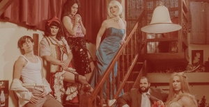 &Epsilon;ί&delta;&alpha;&mu;&epsilon; &tau;&eta;&nu; &pi;&alpha;&rho;ά&sigma;&tau;&alpha;&sigma;&eta; &laquo;&Mu;&pi;&lambda;&epsilon; &kappa;&alpha;&sigma;&tau;ό&rho;&iota;&nu;&alpha; &pi;&alpha;&pi;&omicron;ύ&tau;&sigma;&iota;&alpha;&raquo; &tau;&omicron;&upsilon; &Theta;. &Sigma;&kappa;&rho;&omicron;&upsilon;&mu;&pi;έ&lambda;&omicron;&upsilon; &sigma;&tau;&omicron; &Theta;έ&alpha;&tau;&rho;&omicron; &Mu;&pi;έ&lambda;&lambda;&omicron;&sigmaf;