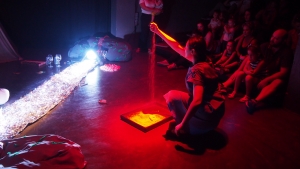 H &pi;&alpha;&iota;&delta;&iota;&kappa;ή &pi;&alpha;&rho;ά&sigma;&tau;&alpha;&sigma;&eta; "&Kappa;ά&tau;&iota; &sigma;&alpha;&nu; &Kappa;ή&pi;&omicron;&sigmaf;" &alpha;&pi;ό &tau;&omicron; &Sigma;ά&beta;&beta;&alpha;&tau;&omicron; 12 &Omicron;&kappa;&tau;&omega;&beta;&rho;ί&omicron;&upsilon; &sigma;&tau;&omicron; Studio &Mu;&alpha;&upsilon;&rho;&omicron;&mu;&iota;&chi;ά&lambda;&eta;