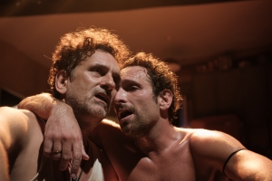 "True West"&tau;&omicron;&upsilon; &Sigma;&alpha;&mu; &Sigma;έ&pi;&alpha;&rho;&nu;&tau; | &Sigma;&kappa;&eta;&nu;&omicron;&theta;&epsilon;&sigma;ί&alpha;: Έ&lambda;&epsilon;&nu;&alpha; &Kappa;&alpha;&rho;&alpha;&kappa;&omicron;ύ&lambda;&eta; | &Tau;&epsilon;&lambda;&epsilon;&upsilon;&tau;&alpha;ί&epsilon;&sigmaf; &pi;&alpha;&rho;&alpha;&sigma;&tau;ά&sigma;&epsilon;&iota;&sigmaf;