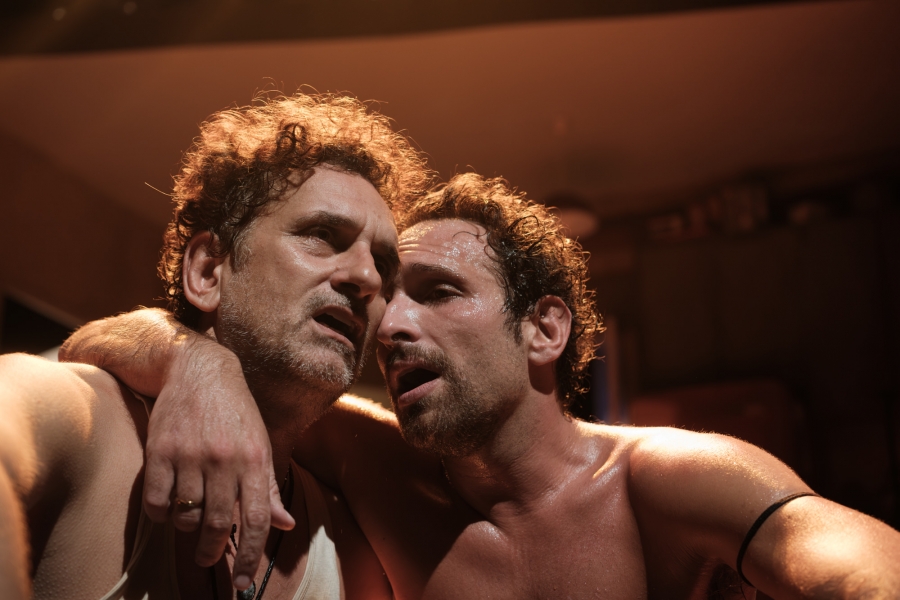 "True West"&tau;&omicron;&upsilon; &Sigma;&alpha;&mu; &Sigma;έ&pi;&alpha;&rho;&nu;&tau; | &Sigma;&kappa;&eta;&nu;&omicron;&theta;&epsilon;&sigma;ί&alpha;: Έ&lambda;&epsilon;&nu;&alpha; &Kappa;&alpha;&rho;&alpha;&kappa;&omicron;ύ&lambda;&eta; | &Tau;&epsilon;&lambda;&epsilon;&upsilon;&tau;&alpha;ί&epsilon;&sigmaf; &pi;&alpha;&rho;&alpha;&sigma;&tau;ά&sigma;&epsilon;&iota;&sigmaf;