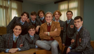 &Epsilon;ί&delta;&alpha;&mu;&epsilon; &tau;&eta;&nu; &pi;&alpha;&rho;ά&sigma;&tau;&alpha;&sigma;&eta; &laquo;&Omicron; &Kappa;ύ&kappa;&lambda;&omicron;&sigmaf; &tau;&omega;&nu; &Chi;&alpha;&mu;έ&nu;&omega;&nu; &Pi;&omicron;&iota;&eta;&tau;ώ&nu;&raquo; &sigma;&tau;&omicron; &Theta;έ&alpha;&tau;&rho;&omicron; &laquo;&Beta;&rho;&epsilon;&tau;ά&nu;&iota;&alpha;&raquo;.