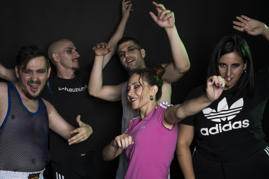 &laquo;&Eta; &mu;ά&nu;&alpha; &epsilon;ί&nu;&alpha;&iota; &mu;ά&nu;&alpha; &rho;&epsilon;&raquo;