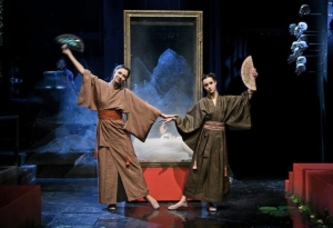 &Epsilon;ί&delta;&alpha;&mu;&epsilon; &tau;&eta;&nu; &pi;&alpha;&rho;ά&sigma;&tau;&alpha;&sigma;&eta; &Tau;&omicron;&upsilon;&rho;&alpha;&nu;&tau;ό- &eta; &gamma;&upsilon;&nu;&alpha;ί&kappa;&alpha; &pi;&omicron;&upsilon; &mu;&iota;&sigma;&omicron;ύ&sigma;&epsilon; &tau;&omicron;&upsilon;&sigmaf; ά&nu;&tau;&rho;&epsilon;&sigmaf; &sigma;&tau;&omicron; &theta;έ&alpha;&tau;&rho;&omicron; &tau;&eta;&sigmaf; &omicron;&delta;&omicron;ύ &Kappa;&epsilon;&phi;&alpha;&lambda;&lambda;&eta;&nu;ί&alpha;&sigmaf;