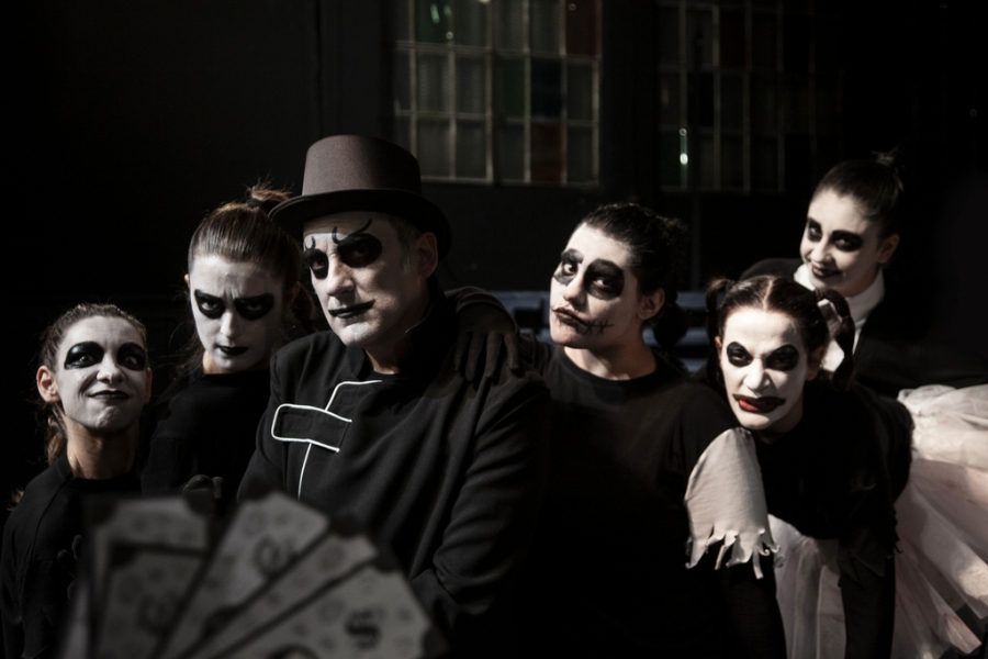 Free Freaks &Tau;&omicron; &Phi;&rho;&iota;&kappa;&iota;ό &mu;έ&sigma;&alpha; &sigma;&omicron;&upsilon; &sigma;&tau;&omicron; &theta;έ&alpha;&tau;&rho;&omicron; &Beta;&alpha;&phi;&epsilon;ί&omicron;.