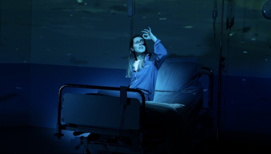 &Epsilon;ί&delta;&alpha;&mu;&epsilon; &tau;&eta;&nu; &pi;&alpha;&rho;ά&sigma;&tau;&alpha;&sigma;&eta; &laquo;Ό&lambda;&omicron;&sigmaf; &omicron; &chi;&rho;ό&nu;&omicron;&sigmaf; &tau;&omicron;&upsilon; &kappa;ό&sigma;&mu;&omicron;&upsilon;&raquo; &sigma;&tau;&omicron;  &Theta;έ&alpha;&tau;&rho;&omicron; &Tau;έ&chi;&nu;&eta;&sigmaf; &Kappa;ά&rho;&omicron;&lambda;&omicron;&sigmaf; &Kappa;&omicron;&upsilon;&nu;