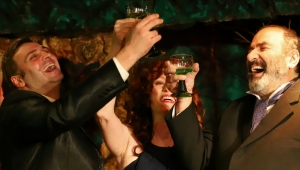 &Tau;&omicron; "&Pi;&omicron;&rho;&tau;&rho;έ&tau;&omicron; &tau;&omicron;&upsilon; &Nu;&tau;ό&rho;&iota;&alpha;&nu; &Gamma;&kappa;&rho;έ&upsilon;", &sigma;&tau;&eta;&nu; &epsilon;&kappa;&delta;&omicron;&chi;ή &tau;&omicron;&upsilon; John Osborne, &sigma;&tau;&omicron; Studio &Kappa;&upsilon;&psi;έ&lambda;&eta;&sigmaf; &alpha;&pi;ό 8 &Nu;&omicron;&epsilon;&mu;&beta;&rho;ί&omicron;&upsilon;