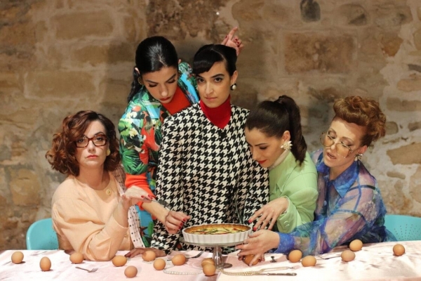 &Epsilon;ί&delta;&alpha;&mu;&epsilon; &tau;&eta;&nu; &pi;&alpha;&rho;ά&sigma;&tau;&alpha;&sigma;&eta; &laquo;5 lesbians eating a quiche&raquo; &sigma;&tau;&omicron; Red Jasper Cabaret Theatre.
