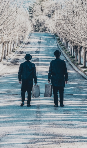 "&Omicron; &Rho;ό&zeta;&epsilon;&nu;&kappa;&rho;&alpha;&nu;&tau;&zeta; &kappa;&alpha;&iota; &omicron; &Gamma;&kappa;ί&lambda;&nu;&tau;&epsilon;&nu;&sigma;&tau;&epsilon;&rho;&nu; &epsilon;ί&nu;&alpha;&iota; &nu;&epsilon;&kappa;&rho;&omicron;ί" || &Eta; &nu;έ&alpha; &sigma;&kappa;&eta;&nu;&omicron;&theta;&epsilon;&sigma;ί&alpha; &tau;&omicron;&upsilon; &Sigma;&tau;ά&theta;&eta; &Lambda;&iota;&beta;&alpha;&theta;&iota;&nu;&omicron;ύ έ&rho;&chi;&epsilon;&tau;&alpha;&iota; &sigma;&tau;&iota;&sigmaf; 21/2 &sigma;&tau;&omicron; &Theta;έ&alpha;&tau;&rho;&omicron; &tau;&eta;&sigmaf; &Omicron;&delta;&omicron;ύ &Kappa;&upsilon;&kappa;&lambda;ά&delta;&omega;&nu; - &Lambda;&epsilon;&upsilon;&tau;έ&rho;&eta;&sigmaf; &Beta;&omicron;&gamma;&iota;&alpha;&tau;&zeta;ή&sigmaf;