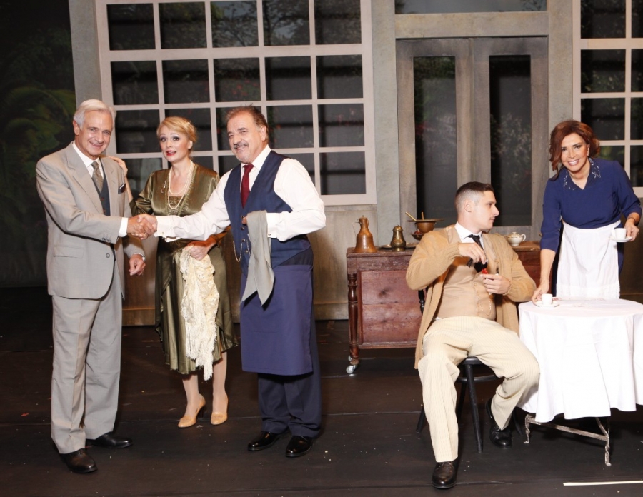 &laquo;&Kappa;&Iota; &Alpha;&Pi;&Omicron; &Sigma;&Mu;&Upsilon;&Rho;&Nu;&Eta;...&Sigma;&Alpha;&Lambda;&Omicron;&Nu;&Iota;&Kappa;&Eta;&raquo; &tau;&eta;&sigmaf; &Mu;&iota;&mu;ή&sigmaf; &Nu;&tau;&epsilon;&nu;ί&sigma;&eta; &xi;&alpha;&nu;ά &sigma;&tau;&omicron; &laquo;&Theta;&Epsilon;&Alpha;&Tau;&Rho;&Omicron;&Nu;&raquo; &tau;&omicron;&upsilon; &Kappa;έ&nu;&tau;&rho;&omicron;&upsilon; &Pi;&omicron;&lambda;&iota;&tau;&iota;&sigma;&mu;&omicron;ύ &laquo;&Epsilon;&Lambda;&Lambda;&Eta;&Nu;&Iota;&Kappa;&Omicron;&Sigma; &Kappa;&Omicron;&Sigma;&Mu;&Omicron;&Sigma;&raquo;.