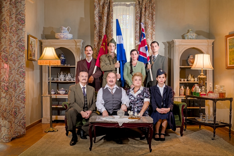 "&Eta; &Delta;&epsilon;&xi;&iota;ά, &eta; &Alpha;&rho;&iota;&sigma;&tau;&epsilon;&rho;ά &kappa;&iota; &omicron; &kappa;&upsilon;&rho;-&Pi;&alpha;&nu;&tau;&epsilon;&lambda;ή&sigmaf;" &sigma;&tau;&omicron; "&Mu;&iota;&kappa;&rho;ό &Pi;&alpha;&lambda;&lambda;ά&sigmaf;"