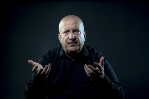 O &Delta;&rho;. &Kappa;&omega;&nu;&sigma;&tau;&alpha;&nu;&tau;ί&nu;&omicron;&sigmaf; &Mu;&pi;&omicron;ύ&rho;&alpha;&sigmaf; &pi;&alpha;&rho;&omicron;&upsilon;&sigma;&iota;ά&zeta;&epsilon;&iota; &sigma;&tau;&omicron; &Alpha;&gamma;&gamma;έ&lambda;&omega;&nu; &beta;ή&mu;&alpha;: &laquo;&Pi;&rho;&omicron;&omicron;&rho;&alpha;&tau;&iota;&kappa;ό&sigmaf; &alpha;&sigma;&kappa;&eta;&tau;ή&sigmaf; &sigma;&tau;&upsilon;&lambda;ί&tau;&eta;&sigmaf;. &Delta;&alpha;&iota;&mu;ό&nu;&omega;&nu; &beta;ή&mu;&alpha; &alpha;&gamma;&gamma;έ&lambda;&omega;&nu; &alpha;&nu;&alpha;&psi;&upsilon;&chi;ή - &Alpha;&gamma;&gamma;έ&lambda;&omega;&nu; &beta;ή&mu;&alpha; &delta;&alpha;&iota;&mu;ό&nu;&omega;&nu; &alpha;&nu;&alpha;&kappa;&omega;&chi;ή...&raquo;