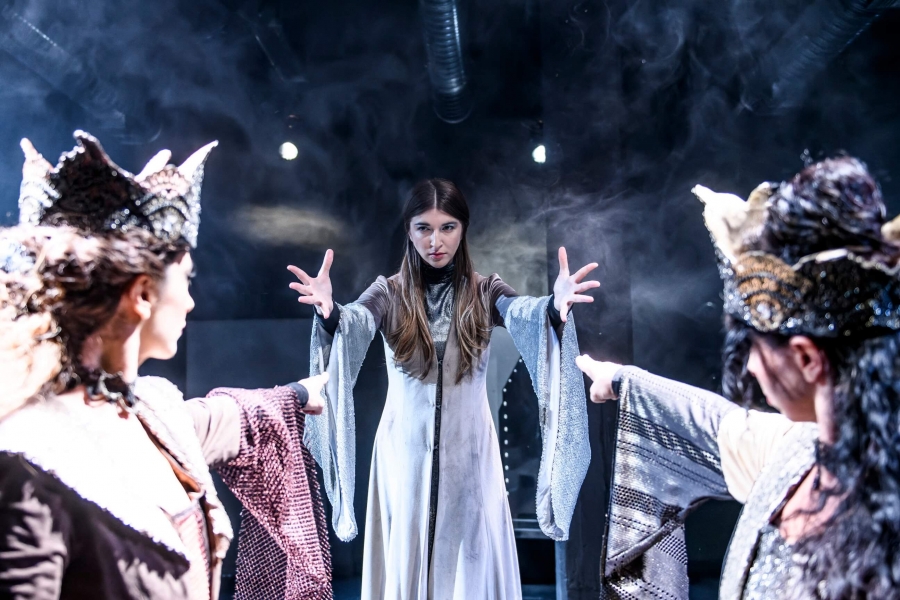 &Omicron; &Beta;&alpha;&sigma;&iota;&lambda;&iota;ά&sigmaf; &Lambda;&eta;&rho; &epsilon;&pi;&iota;&sigma;&tau;&rho;έ&phi;&epsilon;&iota; &sigma;&tau;&omicron; &theta;έ&alpha;&tau;&rho;&omicron; ARROYO &gamma;&iota;&alpha; 4 &sigma;&upsilon;&lambda;&lambda;&epsilon;&kappa;&tau;&iota;&kappa;έ&sigmaf; &pi;&alpha;&rho;&alpha;&sigma;&tau;ά&sigma;&epsilon;&iota;&sigmaf;