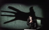&Epsilon;ί&delta;&alpha;&mu;&epsilon; &tau;&eta;&nu; &pi;&alpha;&rho;ά&sigma;&tau;&alpha;&sigma;&eta; &laquo;Nomsferatu&raquo; &sigma;&tau;&omicron; &theta;έ&alpha;&tau;&rho;&omicron; 104