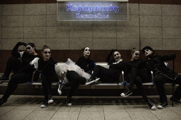Free Freaks &sigma;&tau;&omicron; &Theta;έ&alpha;&tau;&rho;&omicron; &laquo;&Beta;&alpha;&phi;&epsilon;ί&omicron; &ndash; &Lambda;ά&kappa;&eta;&sigmaf; &Kappa;&alpha;&rho;&alpha;&lambda;ή&sigmaf;&raquo;