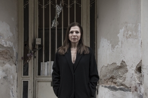 &Omicron; &Pi;&omicron;&lambda;&upsilon;&chi;ώ&rho;&omicron;&sigmaf; VAULT &pi;&alpha;&rho;&omicron;&upsilon;&sigma;&iota;ά&zeta;&epsilon;&iota; &gamma;&iota;&alpha; 3&eta; &chi;&rho;&omicron;&nu;&iota;ά &tau;&eta;&nu; &pi;&alpha;&rho;ά&sigma;&tau;&alpha;&sigma;&eta;  &laquo;&Eta; &mu;ά&nu;&alpha; &alpha;&upsilon;&tau;&omicron;&upsilon;&nu;&omicron;ύ... Έ&lambda;&lambda;&eta; &Zeta;ά&chi;&omicron;&upsilon; &Tau;&alpha;&chi;&tau;&sigma;ή&raquo;  &tau;&eta;&sigmaf; &Kappa;&iota;&kappa;ή&sigmaf; &Mu;&alpha;&upsilon;&rho;ί&delta;&omicron;&upsilon; &sigma;&kappa;&eta;&nu;&omicron;&theta;&epsilon;&sigma;ί&alpha; &Beta;&alpha;&gamma;&gamma;έ&lambda;&eta;&sigmaf; &Lambda;ά&sigma;&kappa;&alpha;&rho;&eta;&sigmaf; &mu;&epsilon; &tau;&eta; &Rho;ά&nu;&iota;&alpha; &Sigma;&chi;ί&zeta;&alpha;