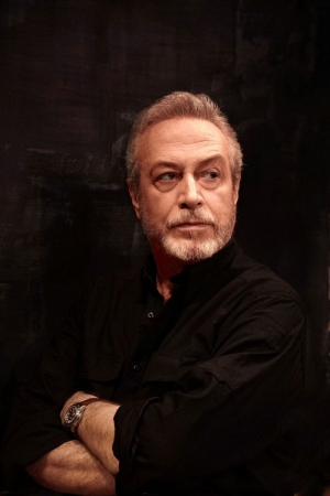 &Eta; &Nu;&Epsilon;&Alpha; &Theta;&Epsilon;&Alpha;&Tau;&Rho;&Iota;&Kappa;&Eta; &Pi;&Alpha;&Rho;&Alpha;&Sigma;&Tau;&Alpha;&Sigma;&Eta; &laquo;&Eta; &Epsilon;&Tau;&Upsilon;&Mu;&Eta;&Gamma;&Omicron;&Rho;&Iota;&Alpha;&raquo; &Epsilon;&Rho;&Chi;&Epsilon;&Tau;&Alpha;&Iota; &Alpha;&Pi;&Omicron; &Tau;&Eta; &Nu;&Epsilon;&Alpha; &Sigma;&Epsilon;&Zeta;&Omicron;&Nu; &Sigma;&Tau;&Omicron;&Nu; &laquo;&Epsilon;&Lambda;&Lambda;&Eta;&Nu;&Iota;&Kappa;&Omicron; &Kappa;&Omicron;&Sigma;&Mu;&Omicron;&raquo;