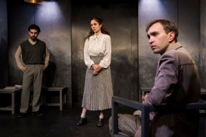 &Epsilon;&tau;&alpha;&iota;&rho;&epsilon;ί&alpha; &Theta;&epsilon;ά&tau;&rho;&omicron;&upsilon; &Pi;&rho;ά&xi;&eta; &Epsilon;&pi;&tau;ά &Zeta;&Omicron;&Upsilon;&Beta;&Epsilon;-&Epsilon;&Lambda;&Beta;&Iota;&Rho;&Alpha;