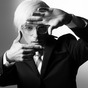 Person &eta;́ Persona? &Omicron; ANDY WARHOL &sigma;&tau;&omicron; "&Theta;έ&alpha;&tau;&rho;&omicron; &tau;&omicron;&upsilon; &Nu;έ&omicron;&upsilon; &Kappa;ό&sigma;&mu;&omicron;&upsilon;" &alpha;&pi;ό 24 &Phi;&epsilon;&beta;&rho;&omicron;&upsilon;&alpha;&rho;ί&omicron;&upsilon;