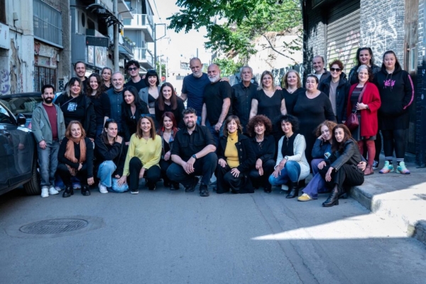 &Omicron; &Delta;&eta;&mu;ή&tau;&rho;&eta;&sigmaf; &Kappa;&alpha;&rho;&alpha;&tau;&zeta;&iota;ά&sigmaf; &kappa;&alpha;&iota; &omicron; &Mu;ά&nu;&omicron;&sigmaf; &Alpha;&nu;&tau;&omega;&nu;&iota;ά&delta;&eta;&sigmaf;   &kappa;&lambda;&epsilon;ί&nu;&omicron;&upsilon;&nu;   &tau;&eta; &phi;&epsilon;&tau;&iota;&nu;ή &sigma;&epsilon;&zeta;ό&nu; &sigma;&tau;&omicron; &theta;έ&alpha;&tau;&rho;&omicron; &Epsilon;&nu; &Alpha;&theta;ή&nu;&alpha;&iota;&sigmaf;,   &mu;&epsilon; έ&nu;&alpha; &Phi;&epsilon;&sigma;&tau;&iota;&beta;ά&lambda;   &alpha;&phi;&iota;&epsilon;&rho;&omega;&mu;έ&nu;&omicron; &sigma;&tau;&omicron; &Pi;&omicron;&lambda;&iota;&tau;&iota;&kappa;ό &Theta;έ&alpha;&tau;&rho;&omicron;   &kappa;&alpha;&iota;   &tau;&omicron;&nu; &sigma;&eta;&mu;&alpha;&nu;&tau;&iota;&kappa;ό&tau;&epsilon;&rho;&omicron; Έ&lambda;&lambda;&eta;&nu;&alpha; &theta;&epsilon;&alpha;&tau;&rho;&iota;&kappa;ό &sigma;&upsilon;&gamma;&gamma;&rho;&alpha;&phi;έ&alpha; &tau;&omicron;&upsilon; &epsilon;ί&delta;&omicron;&upsilon;&sigmaf;,   &tau;&omicron;&nu;   &Theta;&alpha;&nu;ά&sigma;&eta; &Tau;&rho;&iota;&alpha;&rho;ί&delta;&eta;