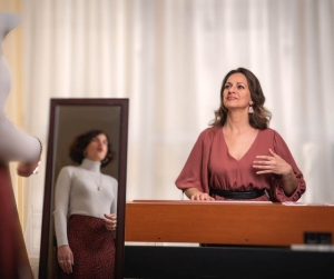 &Sigma;&upsilon;&nu;έ&nu;&tau;&epsilon;&upsilon;&xi;&eta; &tau;&eta;&sigmaf; &Gamma;&kappa;έ&lambda;&upsilon;&sigmaf; &Phi;&lambda;&omicron;&upsilon;&rho;ή &sigma;&tau;&omicron; &theta;&epsilon;&alpha;&tau;&rho;&omicron;.gr.